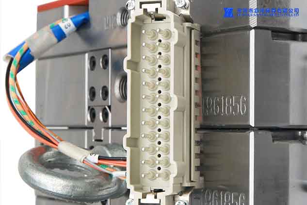 Medical plastic injection mold hot runner 2.jpg