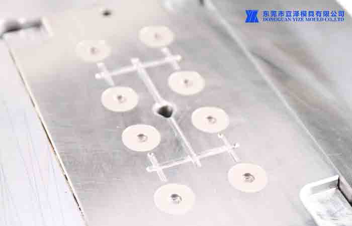OEM high precision plastic injection mold cold runner.jpg