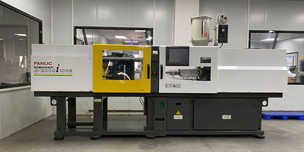Qualificação de ferramenta interna - testes de molde realizados em máquinas de injeção FANUC para garantir funcionalidade confiável.